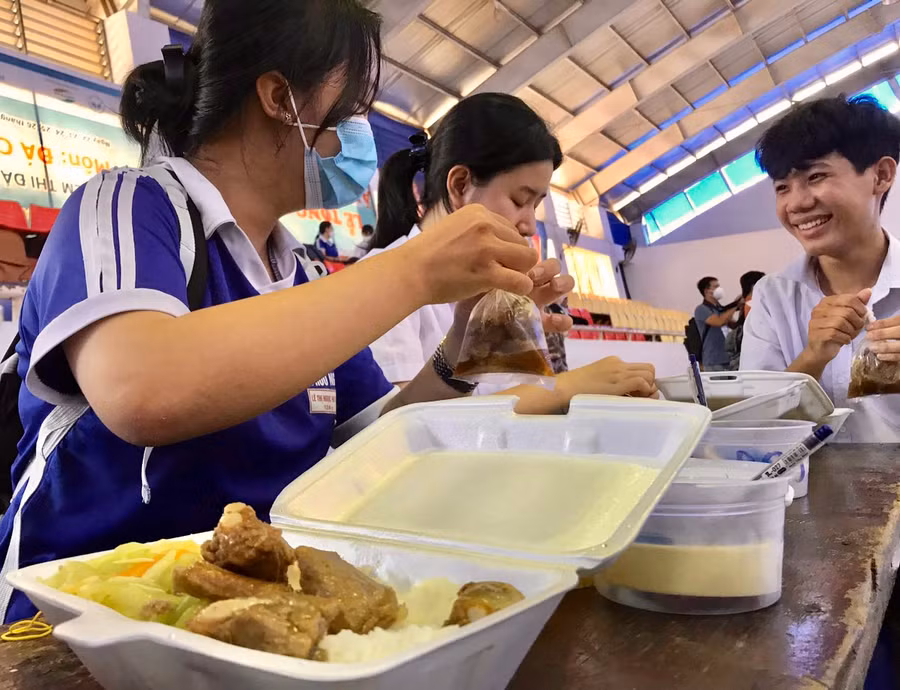 Thí sinh Cần Thơ tham dự Kỳ thi tốt nghiệp THPT 2022 được phục vụ bữa trưa miễn phí. Ảnh: ITN