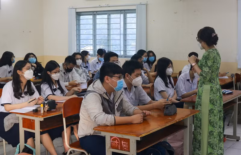 Học sinh lớp 12 của Trường THPT Nguyễn Công Trứ, quận Gò Vấp quay lại trường sau quãng thời gian nghỉ Tết. Ảnh: Nam Sơn 