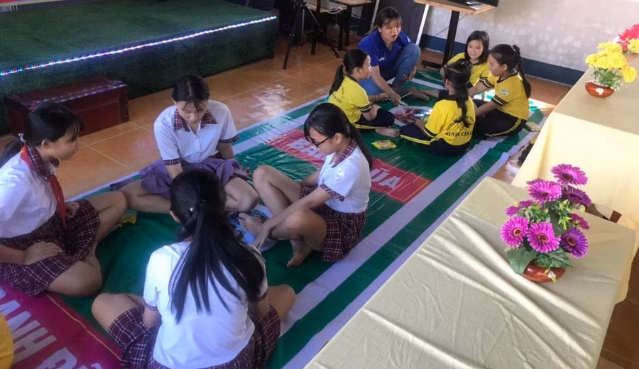 Trẻ em xã đảo Thạnh An hào hứng với các trò chơi tại “Điểm sinh hoạt văn hóa cộng đồng”.