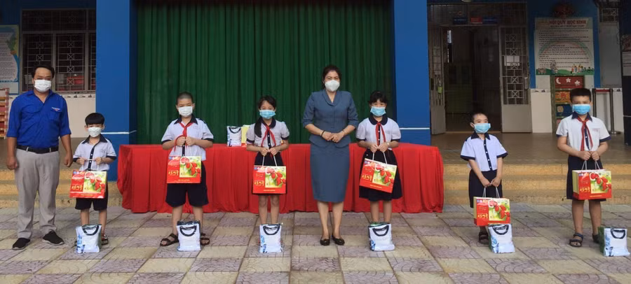 Ban giám hiệu Trường Tiểu học Nguyễn Thanh Tuyền tặng đồng phục và sách vở cho học sinh đầu năm 2022.