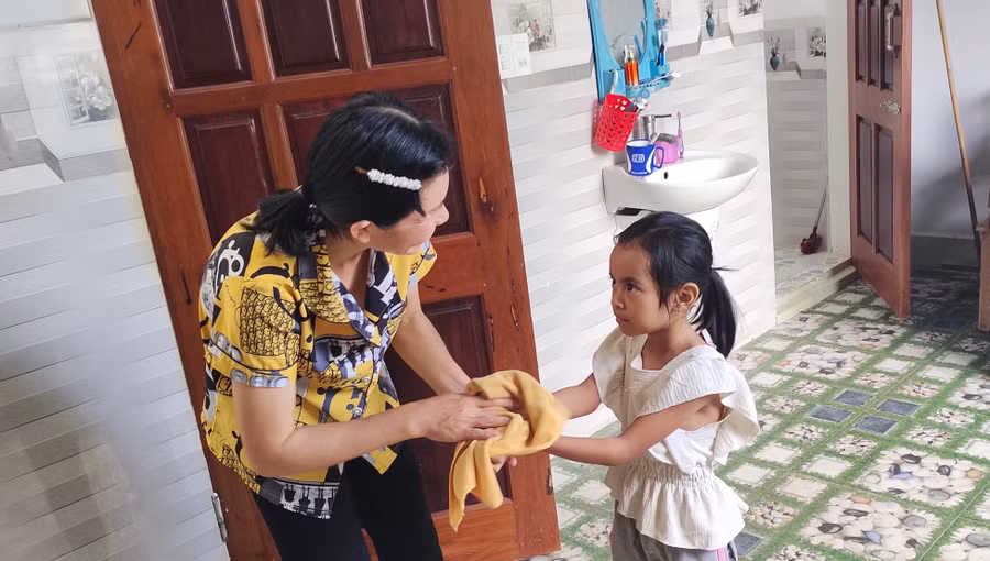 Cô Yến luôn chăm sóc học sinh như con mình.
