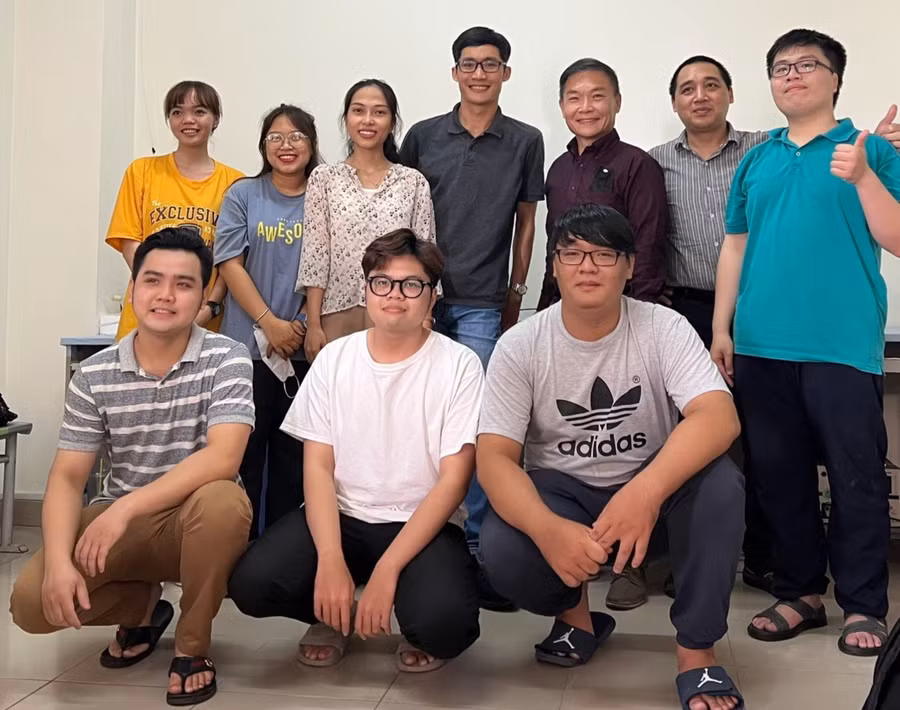 TS Nguyễn Lý Sỹ Phú (đứng giữa) và nhóm nghiên cứu làm việc cùng chuyên gia từ NIC, Nhật Bản.