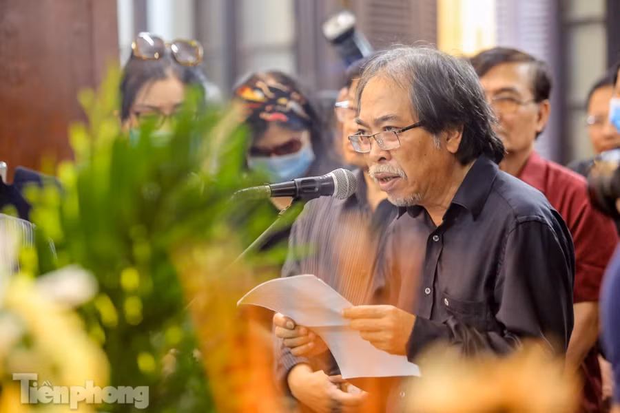 Nhà văn Nguyễn Quang Thiều, Chủ tịch Hội Nhà văn Việt Nam đọc điếu văn.