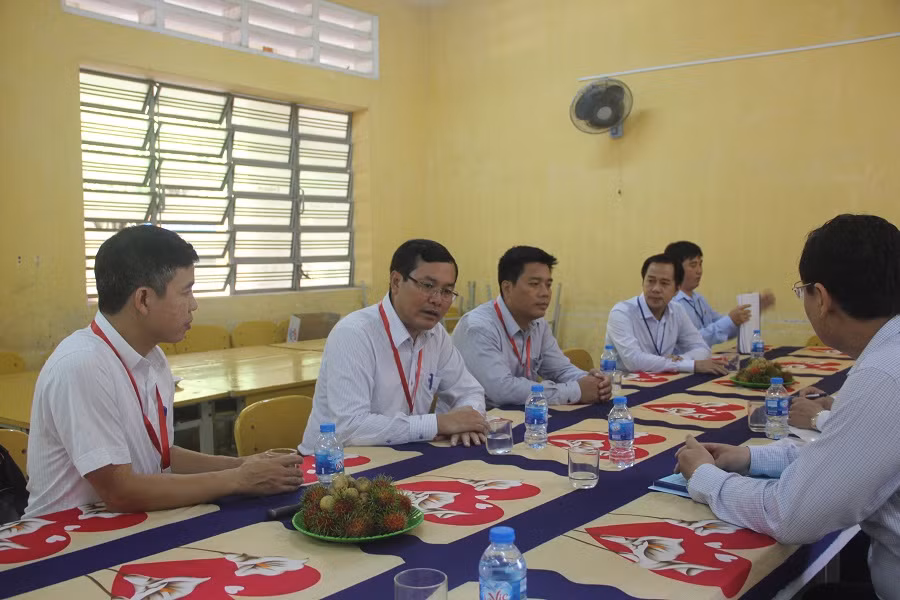 Các thành viên của đoàn kiểm tra công tác chấm thi của Bộ GD&ĐT trao đổi với Ban chỉ đạo thi THPT quốc gia của tỉnh Long An