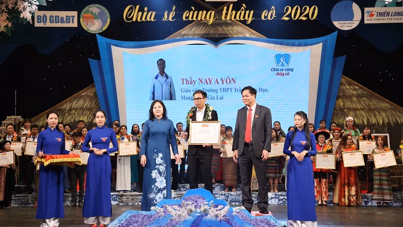 Thầy Nay A Yôn là một trong 63 giáo viên dân tộc thiểu số trên toàn quốc được vinh danh tại chương trình “Chia sẻ cùng thầy cô” năm 2020.