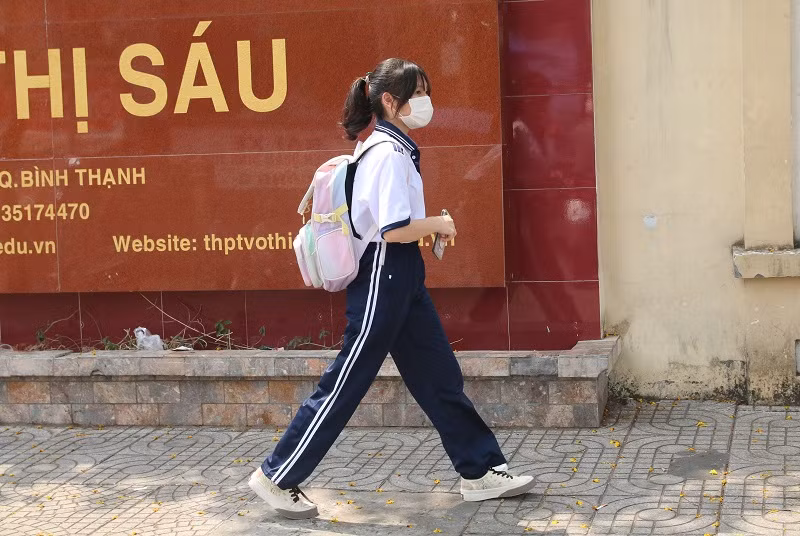 Học sinh Trường THPT Võ Thị Sáu, quận Bình Thạnh trên đường đến trường. Ảnh: Nam Sơn
