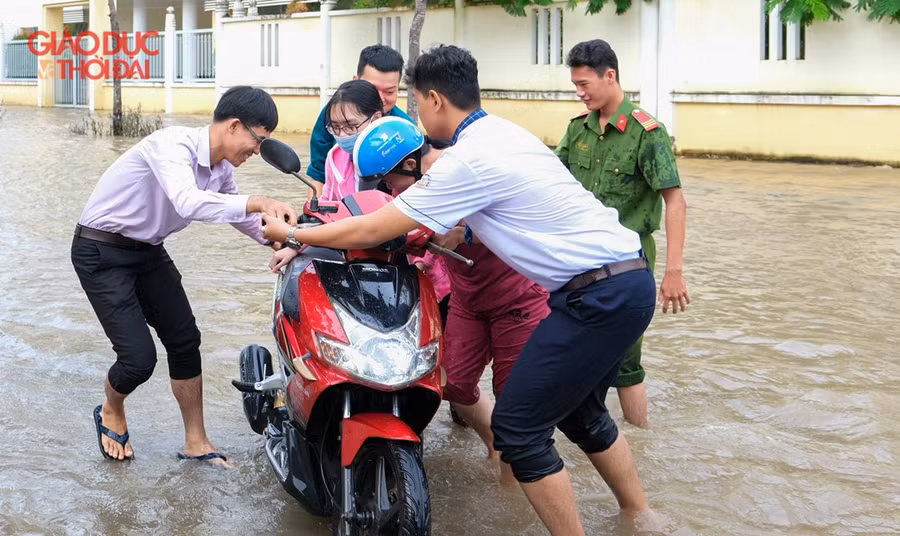 Lực lượng công an hỗ trợ người dân bị ngập nước.