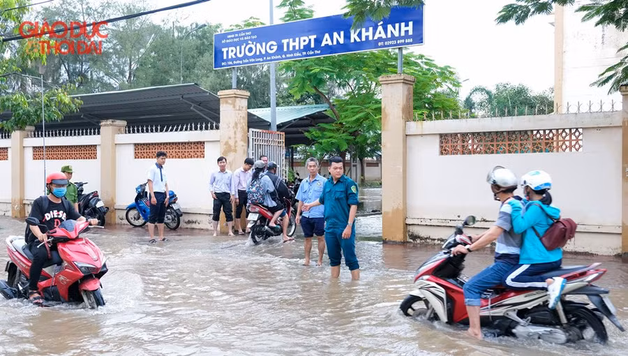 Các trường học cũng tăng cường lực lượng hỗ trợ phụ huynh và học sinh.