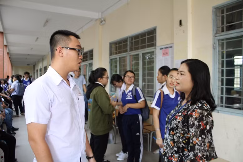 Bà Trần Hồng Thắm - Giám đốc Sở GD&ĐT TP Cần Thơ động viên thí sinh trước giờ vào phòng thi