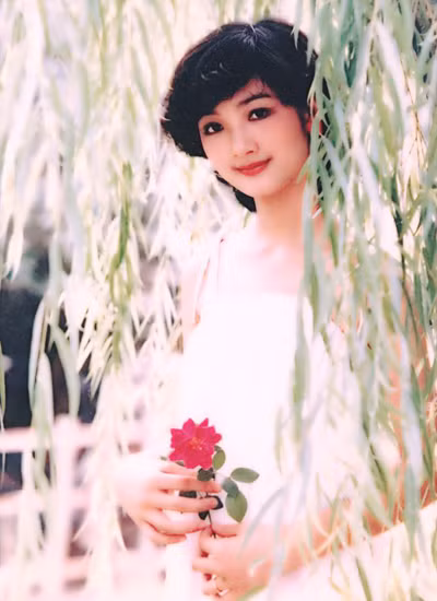 Mới đây, Hoa hậu đền Hùng Giáng My tung trên trang cá nhân hình ảnh xuất hiện trên lịch một thời của chị. Ở tuổi 18, hoa hậu để tóc ngắn uốn xoăn.