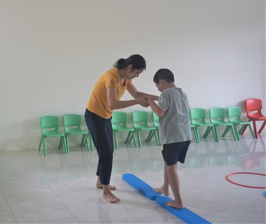 Giờ học kỹ năng của cô và trò tại Trung tâm.
