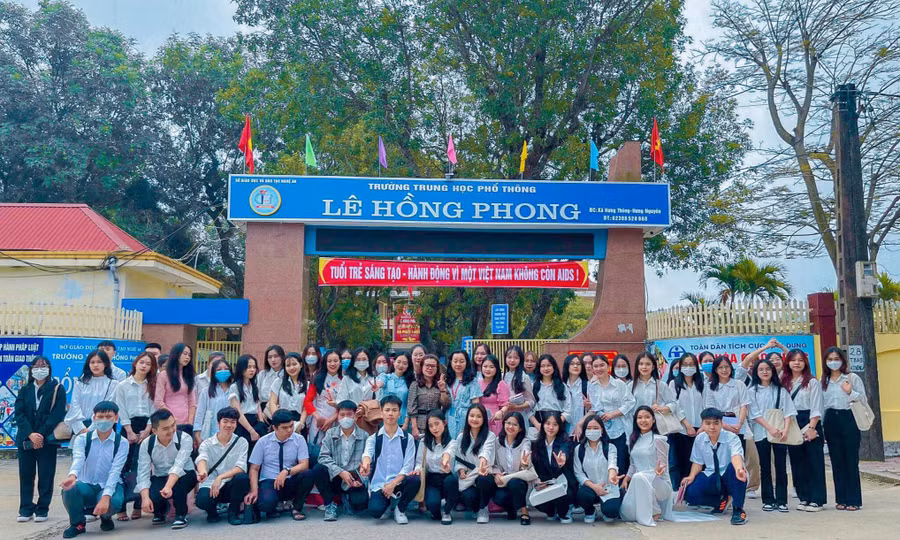Sinh viên sư phạm Trường ĐH Vinh tham gia trải nghiệm thực tế tại trường phổ thông.