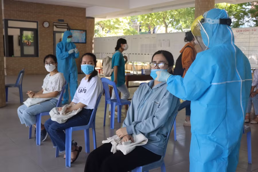 Xét nghiệm SARS-CoV-2 cho thí sinh và lực lượng làm thi sẽ theo mẫu gộp 10.