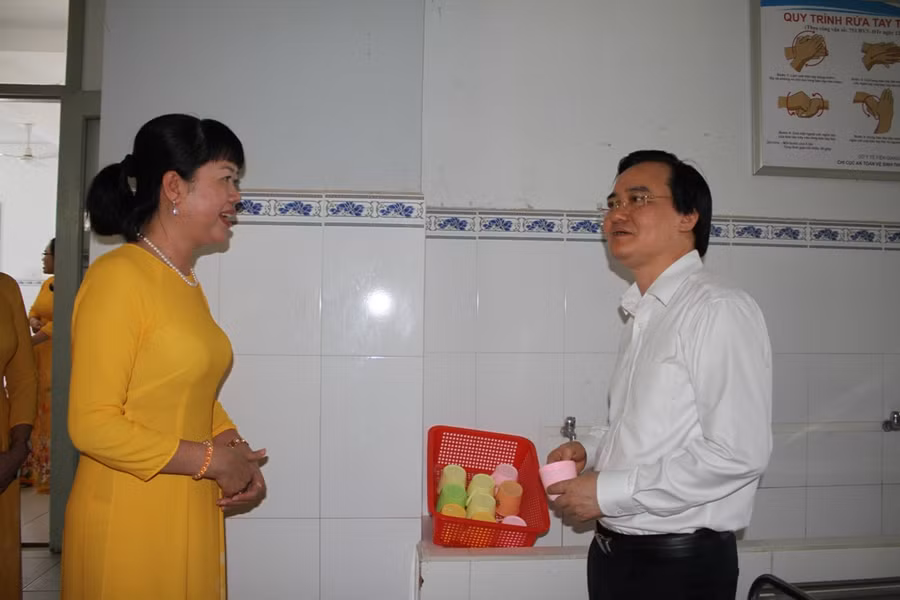 Bộ trưởng Phùng Xuân Nhạ kiểm tra phòng ăn của học sinh tiểu học.
