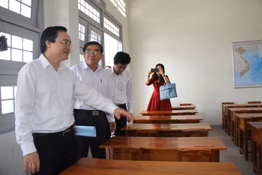 Bộ trưởng Phùng Xuân Nhạ kiểm tra phòng, chống dịch Covid-19 tại Trường TH Thủ Khoa Huân, TP Mỹ Tho.