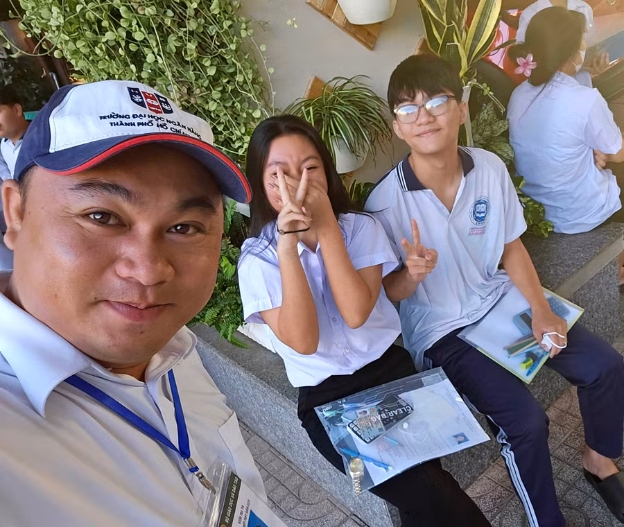 ThS Nguyễn Văn Tài chụp hình cùng 2 học sinh của Trường THPT Nguyễn Huệ trúng tuyển vào Trường Đại học Ngân hàng TPHCM bằng phương thức xét tuyển sớm.