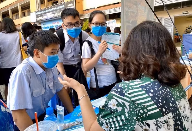Học sinh THPT nghe tư vấn các chương trình đào tạo từ một chuyên gia tuyển sinh.