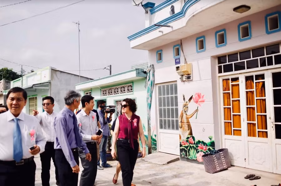 Lạ chưa, chuột túi vẫy hoa sen nhé!