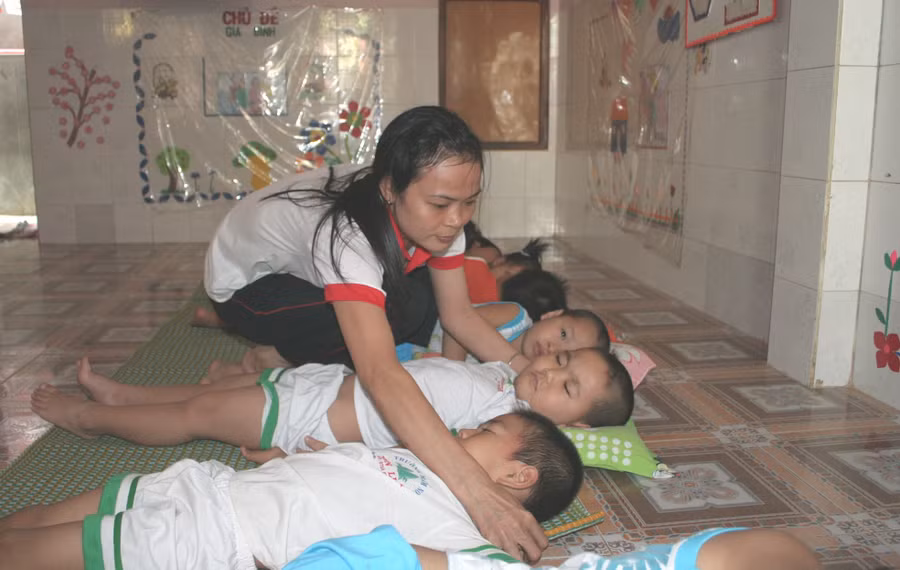 Trẻ nghỉ trưa tại nhóm trẻ độc lập ở KCN Trà Nóc (quận Bình Thủy, TP Cần Thơ). Ảnh: Q. Ngữ.