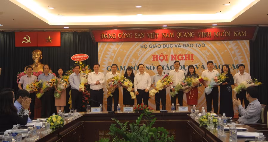 Tặng hoa chúc mừng các tân Giám đốc, Phó Giám đốc phụ trách Sở GD&ĐT các tỉnh