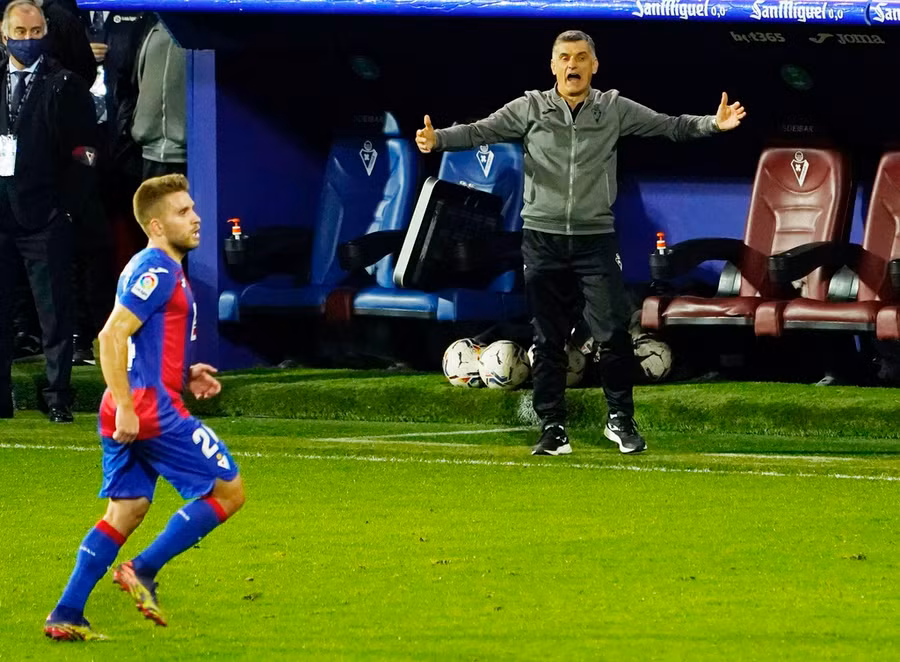 Eibar ghi bàn rút ngắn cách biệt ở phút 28 với cú cứa lòng vào góc cao của Kike khiến thủ thành Thibaut Courtois không thể cản phá. Sau khi có bàn gỡ, HLV Jose Luis Mendilibar đốc thúc các học trò triển khai tấn công với mong muốn giành ít nhất một điểm trên sân nhà khi đôi bên vẫn còn nhiều thời gian.