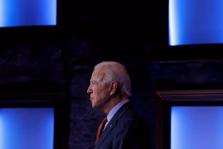 Joe Biden đưa ra tuyên bố sau khi tham gia buổi giới thiệu tóm tắt về coronavirus ở Wilmington, Delaware, ngày 28 tháng 10 năm 2020. REUTERS/Brian Snyder.