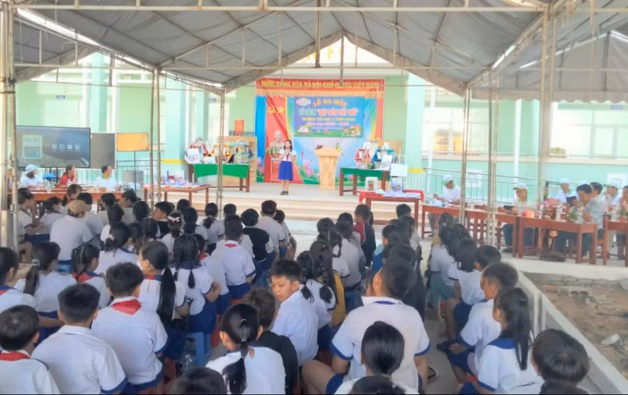 Đại biểu và học sinh tham dự buổi lễ.