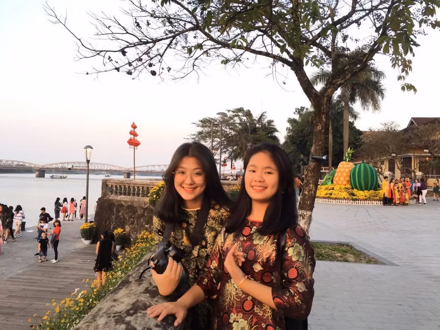 SV Nguyễn Thị Ý Nhiên (bên phải) đón Tết cùng gia đình tại Huế
