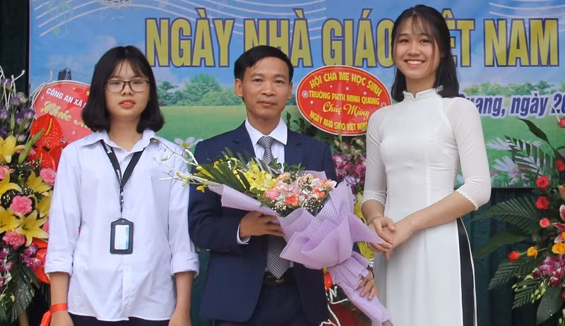 Thầy Nguyễn Duy Bỉnh nhận hoa chúc mừng nhân Ngày Nhà giáo Việt Nam.