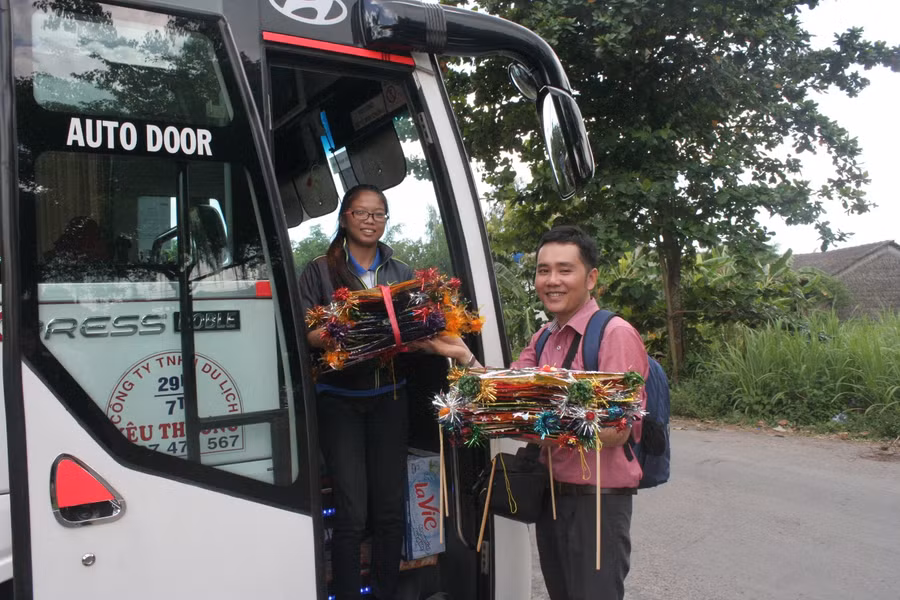 Cán bộ, SV tình nguyện Trường ĐH Sư phạm kỹ thuật TP HCM vận chuyển quà đến Trường TH Hàm Giang B