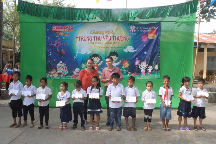 Đại diện Báo Giáo dục và Thời đại và Trường TH Hàm Giang B trao học bổng cho HS
