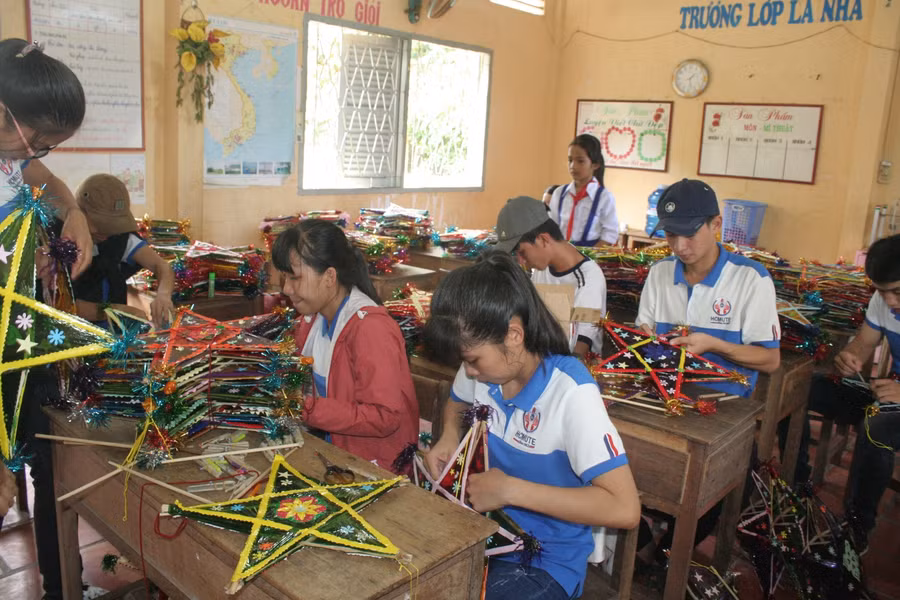 Sinh viên tình nguyện tự tay làm lồng đèn tặng cho các em HS