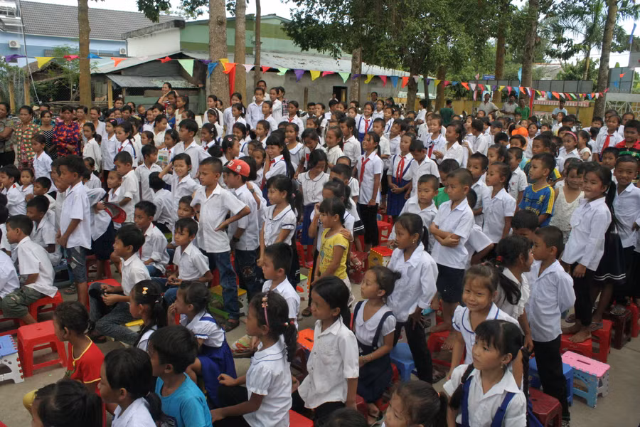 Đông đảo HS Trường TH Hàm Giang A và Hàm Giang B đến nhận quà