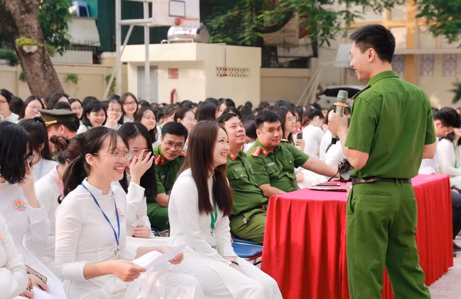 Học sinh Trường THPT Kim Liên (Hà Nội) trong một buổi tuyên truyền về phòng chống bạo lực học đường.
