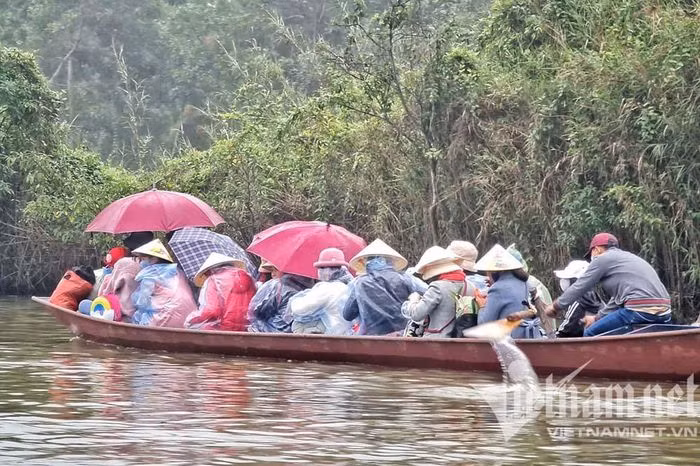 Bất chấp thời tiết có phần không thuận lợi, nhưng nhiều du khách đã đội mưa đi lễ chùa Hương đầu năm. (Ảnh: Vietnamnet).