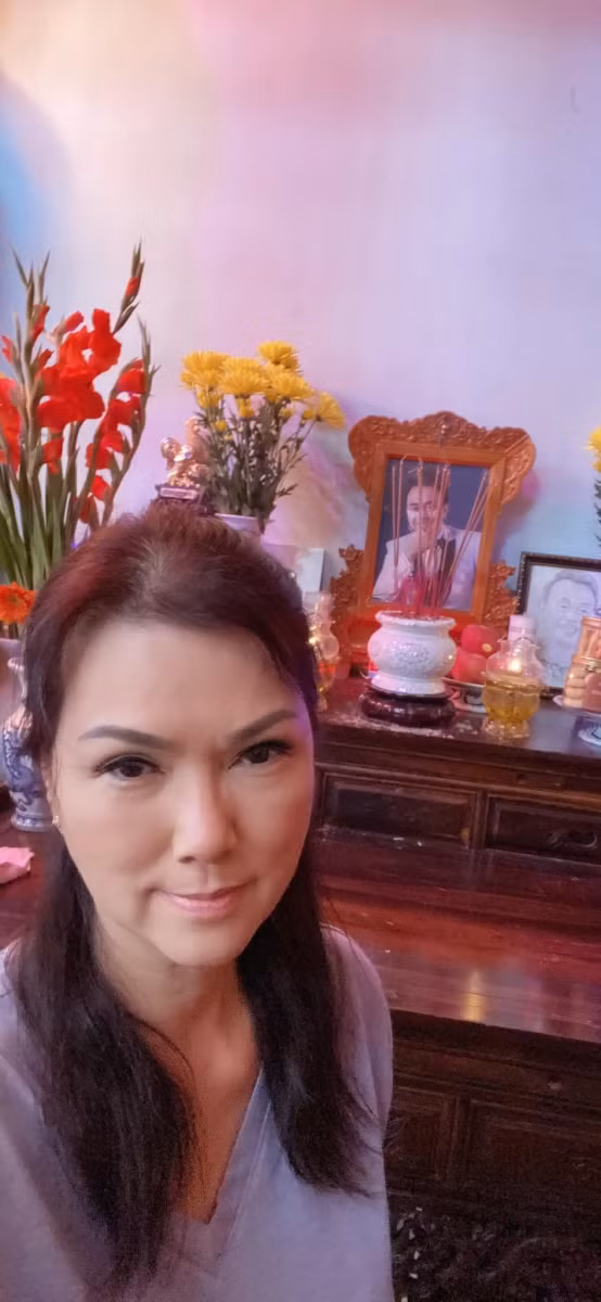 Vợ nghệ sĩ Chí Tài nghẹn ngào xúc động đến thăm bàn thờ chồng ở nhà thờ Tổ của Hoài Linh.