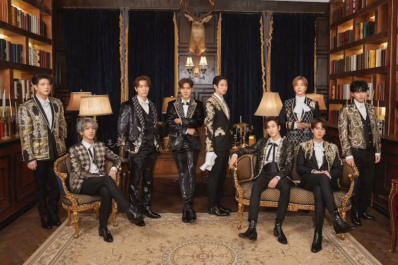 13. Super Junior: Super Junior là một nhóm nhạc nam Hàn Quốc thành lập vào năm 2005, được biết đến rộng rãi trên phạm vi quốc tế nhờ ca khúc "Sorry, Sorry" vào năm 2009. Hiện tại, dù không còn ở thời kỳ đỉnh cao của sự nghiệp, nhưng tên tuổi và độ nổi tiếng của Super Junior vẫn không hề giảm nhiệt.