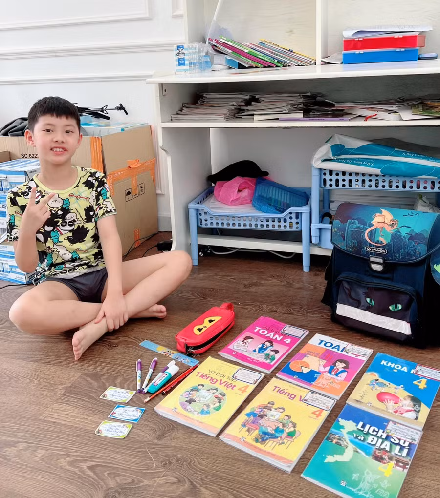Nam ca sĩ Đăng Khôi hài hước chia sẻ: "Ngày mai anh cả, anh hai vui sướng khi được quay lại trường học sau thời gian dài đằng đẵng nghỉ dịch. Ngày mai cũng là ngày đặc biệt của Ken, con háo hức quá đi. Mai là phụ huynh được giải phóng phải không các mẹ".