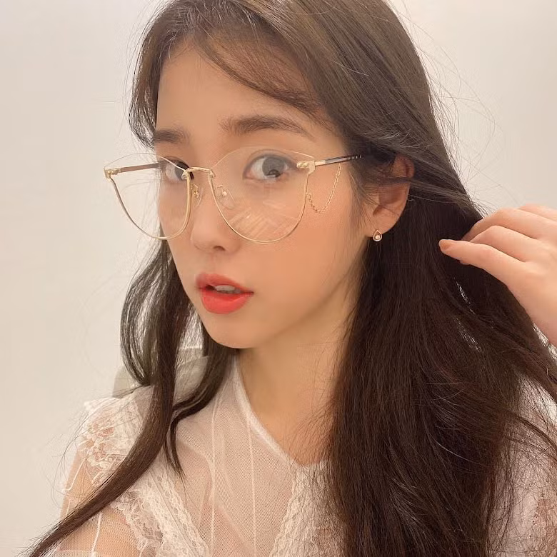 IU - 15 tuổi: Nghệ sĩ solo đa tài này bắt đầu sự nghiệp chuyên nghiệp của mình khi còn rất trẻ vào ngày 18/9/2008 với "Lost Child".