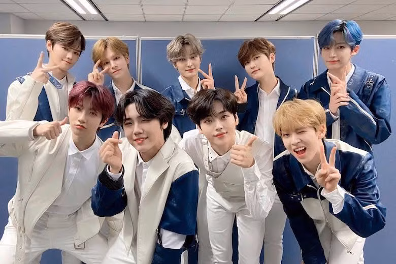 Wonjin: Vào ngày 16/2, Starship Entertainment thông báo rằng Wonjin đã được xác nhận dương tính với Covid-19. Woobin cũng đã được kiểm tra nhưng nhận được kết quả âm tính. Vào ngày 12/2, Serim, Jungmo, Allen, Minhee, Hyeongjun, Taeyoung và Sungmin đều có kết quả xét nghiệm dương tính với Covid-19.