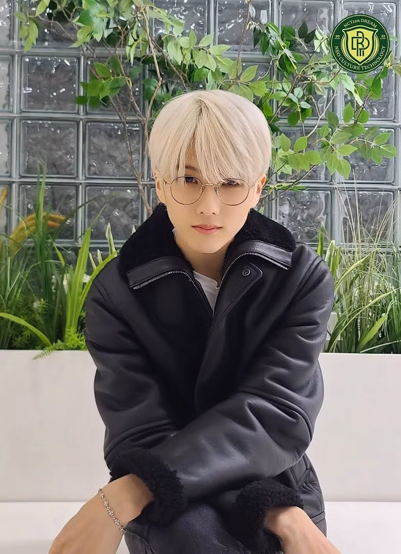 Jisung của NCT DREAM - 14 tuổi: Em út Jisung đã ra mắt với NCT DREAM vào ngày 24/8/2016 với bản hit “Chewing Gum”. Tại thời điểm đó, Jisung mới 14 tuổi.