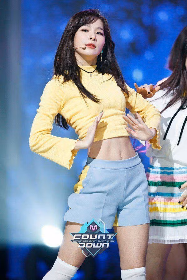 1. Seulgi của Red Velvet: Là nghệ sĩ biểu diễn lôi cuốn, với vóc dáng săn chắc, cô ấy mang đến những màn vũ đạo phức tạp và chỉn chu trong mọi bộ trang phục mình mặc!