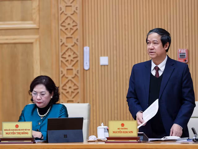 Bộ trưởng Bộ GD&amp;ĐT Nguyễn Kim Sơn báo cáo về công tác chuẩn bị cho học sinh trở lại trường. Ảnh: VGP/Nhật Bắc