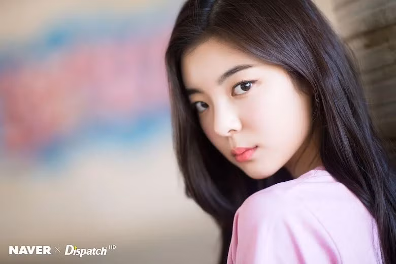 Lia (ITZY): Kết quả xét nghiệm dương tính với Covid-19 của Lia đã được công bố trong một tuyên bố vào ngày 13/2. Các hoạt động kỷ niệm ba năm sắp tới của ITZY (một chương trình phát sóng trực tiếp với người hâm mộ) đã bị hủy bỏ, để bảo vệ sức khỏe của các thành viên.