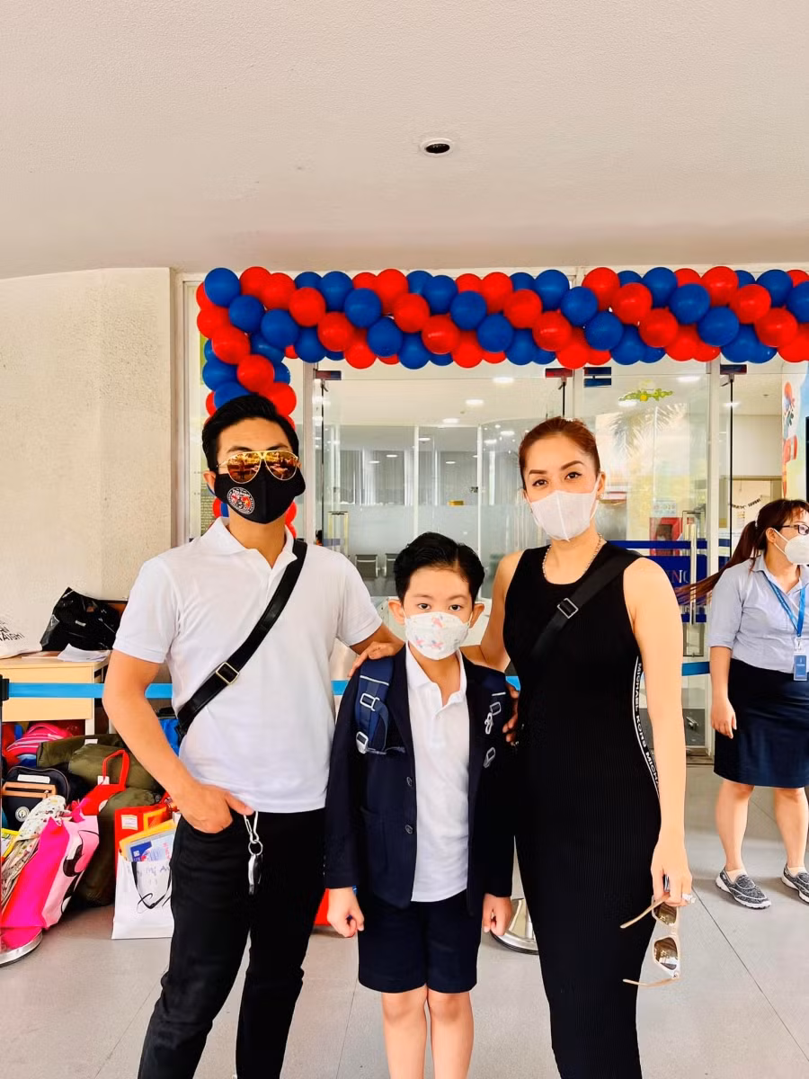Vợ chồng kiện tướng dancesport Khánh Thi cũng vô cùng háo hứng xen lẫn xúc động khi đưa cậu con trai tới trường: "Ngày 14/2 - Ngày đầu tiên Ba Mẹ đưa Kubi đến trường vào lớp 1. Con học online suốt học kì 1 nên bây giờ là học kì 2. Ông ngày đầu tiên bước vào ngôi trường mới, mặt ông nghệt ra, tay cứng đơ. Đưa con bước qua cửa trường vào lớp tự dưng mẹ Thi rưng rưng nghèn nghẹn khó tả. Kubi cao gần bằng Ba rồi", Khánh Thi viết.