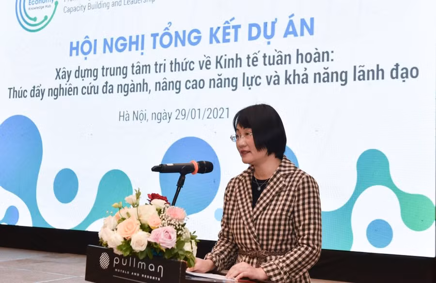 Bà Bùi Thị Ngọc Thủy, Phó trưởng phòng Hợp tác đối ngoại, Trường ĐH Bách khoa Hà Nội phát biểu tại hội nghị.
