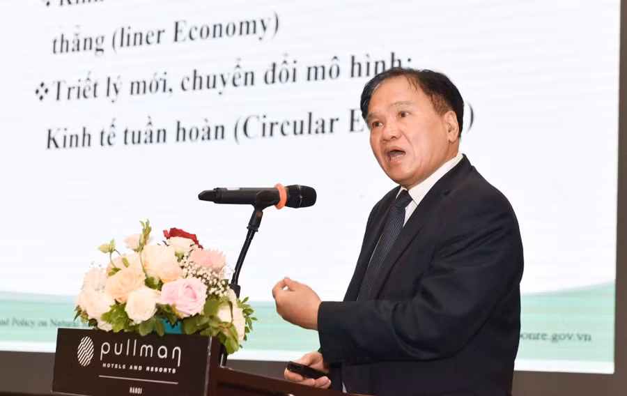 Một trong những chuyên gia phát biểu tại hội nghị: PGS.TS Nguyễn Thế Chính, nguyên Viện trưởng Viện Chiến lược, Chính sách, Tài nguyên và Môi trường, Bộ Tài nguyên và Môi trường.
