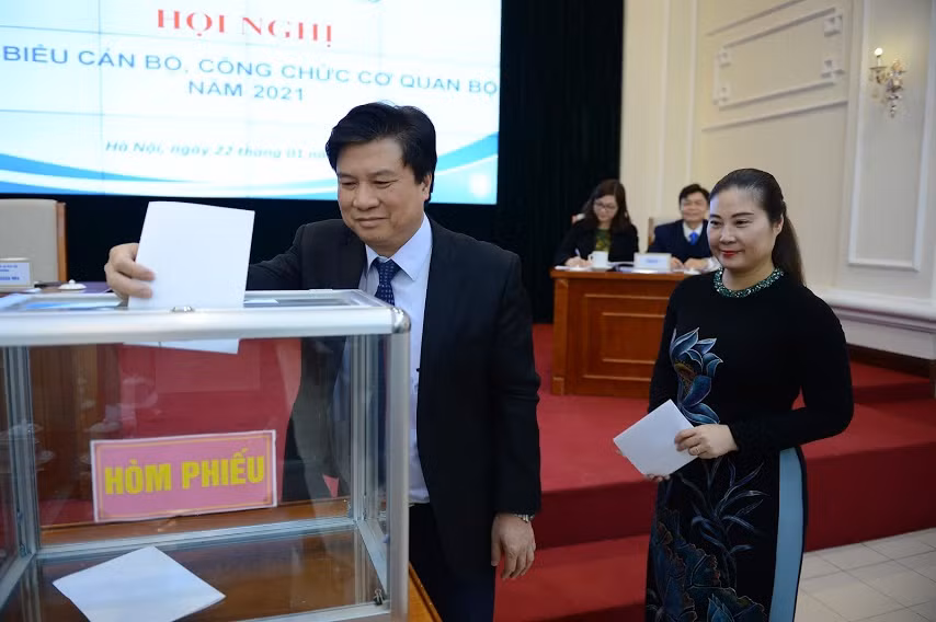 Lãnh đạo Bộ GD&amp;ĐT và các đại biểu bỏ phiếu bầu Ban Thanh tra nhân dân nhiệm kỳ 2021-2022.
