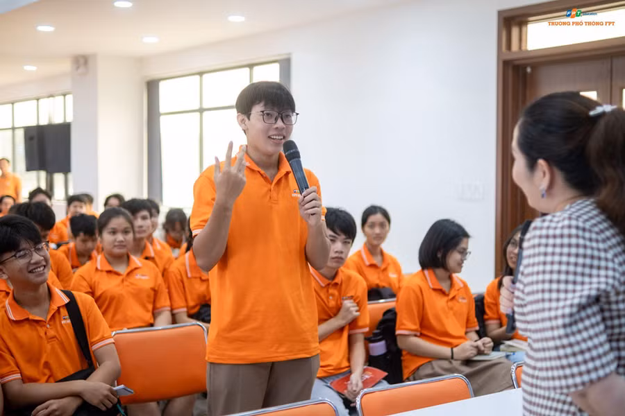 Học sinh phấn khởi tương tác tích cực cùng diễn giả.