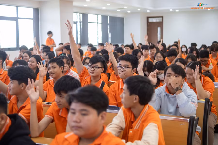 Học sinh hào hứng tham gia chia sẻ.